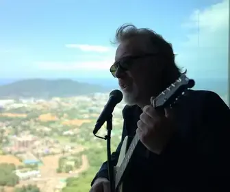 esposa de Rick desembarca no Brasil